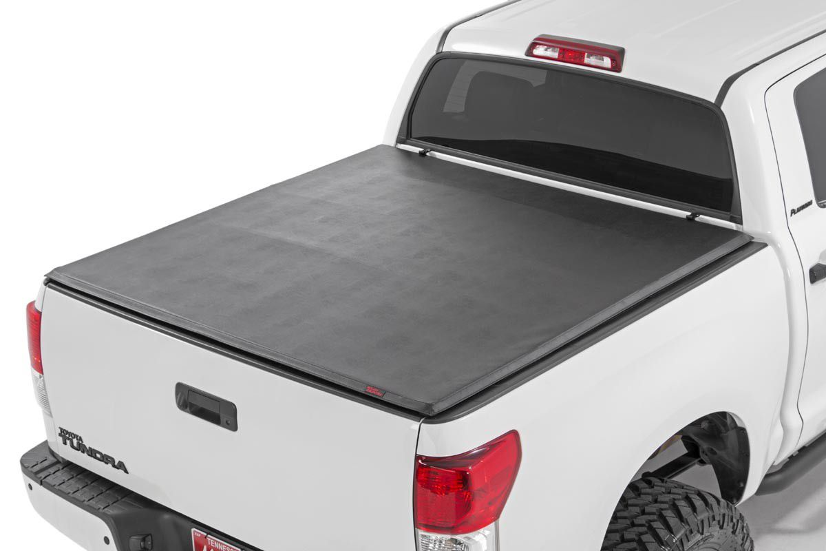 1-17-pjwm-xu-puz4-xg Inchidere bena Rough Country Tri-Fold Vinyl Toneau - Toyota Tundra 07-13 cu bena 1,95m - imagine 1