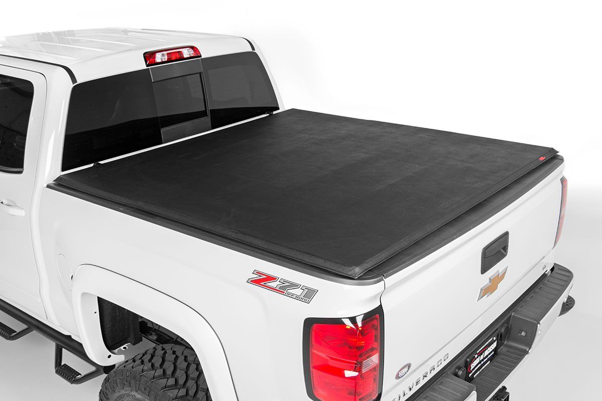 bed-cover-soft-foliding-installedv2-base-7-tuhj-x2 Inchidere bena Rough Country Tri-Fold Vinyl Toneau - Nissan Titan 04-15 cu bena 1,65m - imagine 1