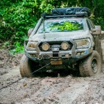 Troliu electric T-Max ForceView Titan 13000 lbs cu cablu Plasma premium și telecomandă wireless montat pe ford ranger in functiune in noroi